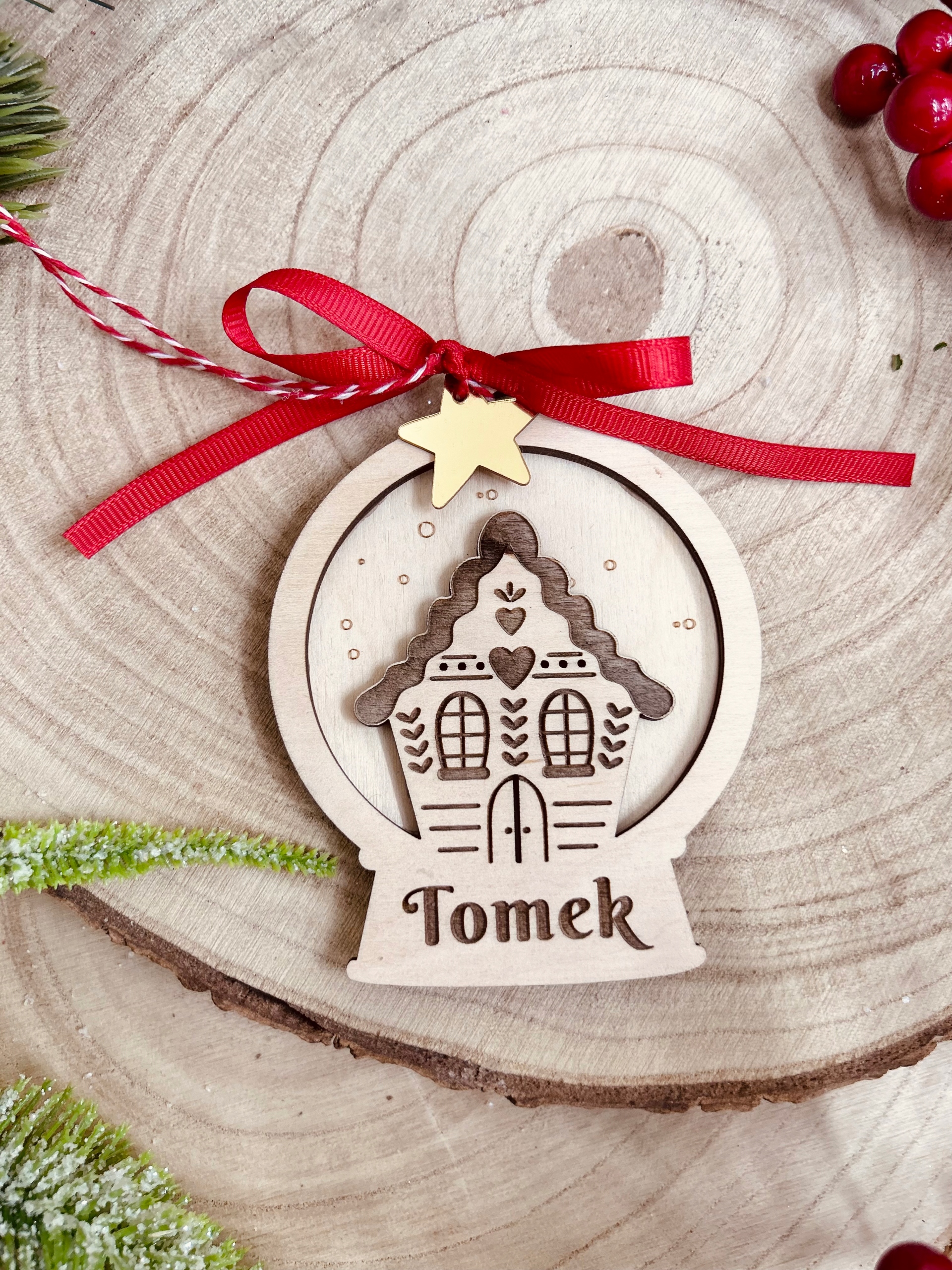 Drewniana okrągła bombka z domkiem z piernika