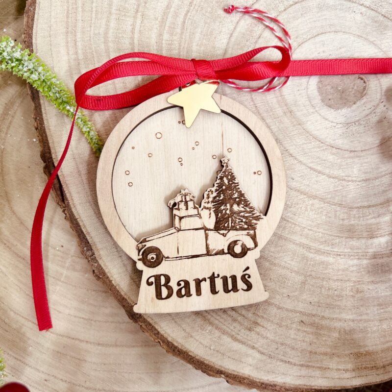 Drewniana okrągła bombka z autem