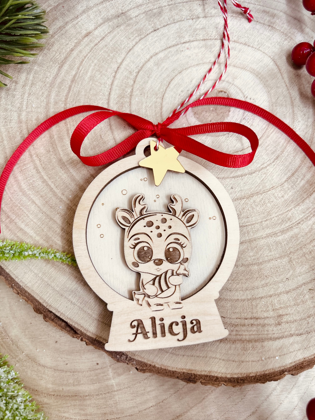 Drewniana okrągła bombka z jelonkiem