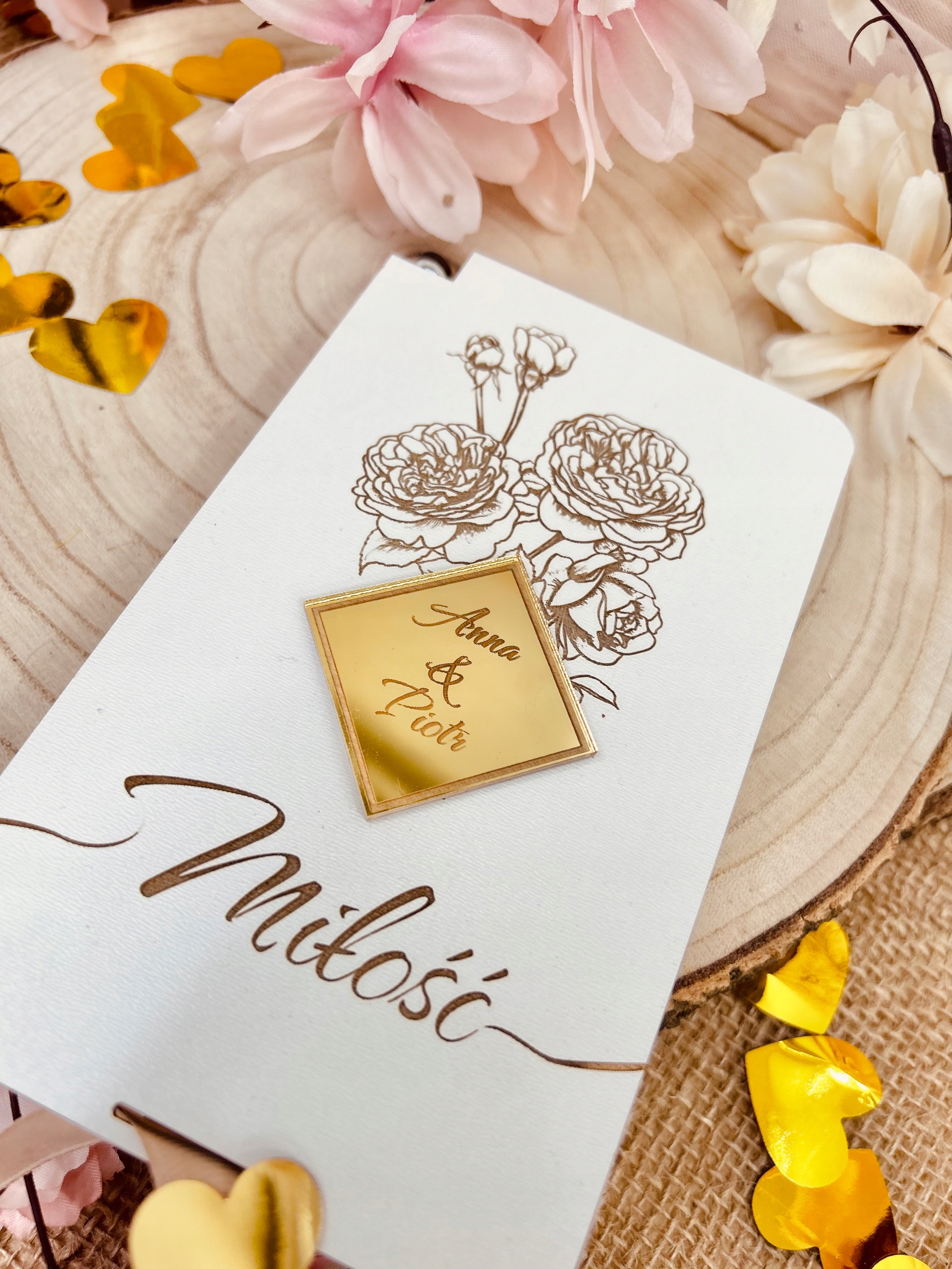 Białe pudełko na pieniądze z złotym kwadratem