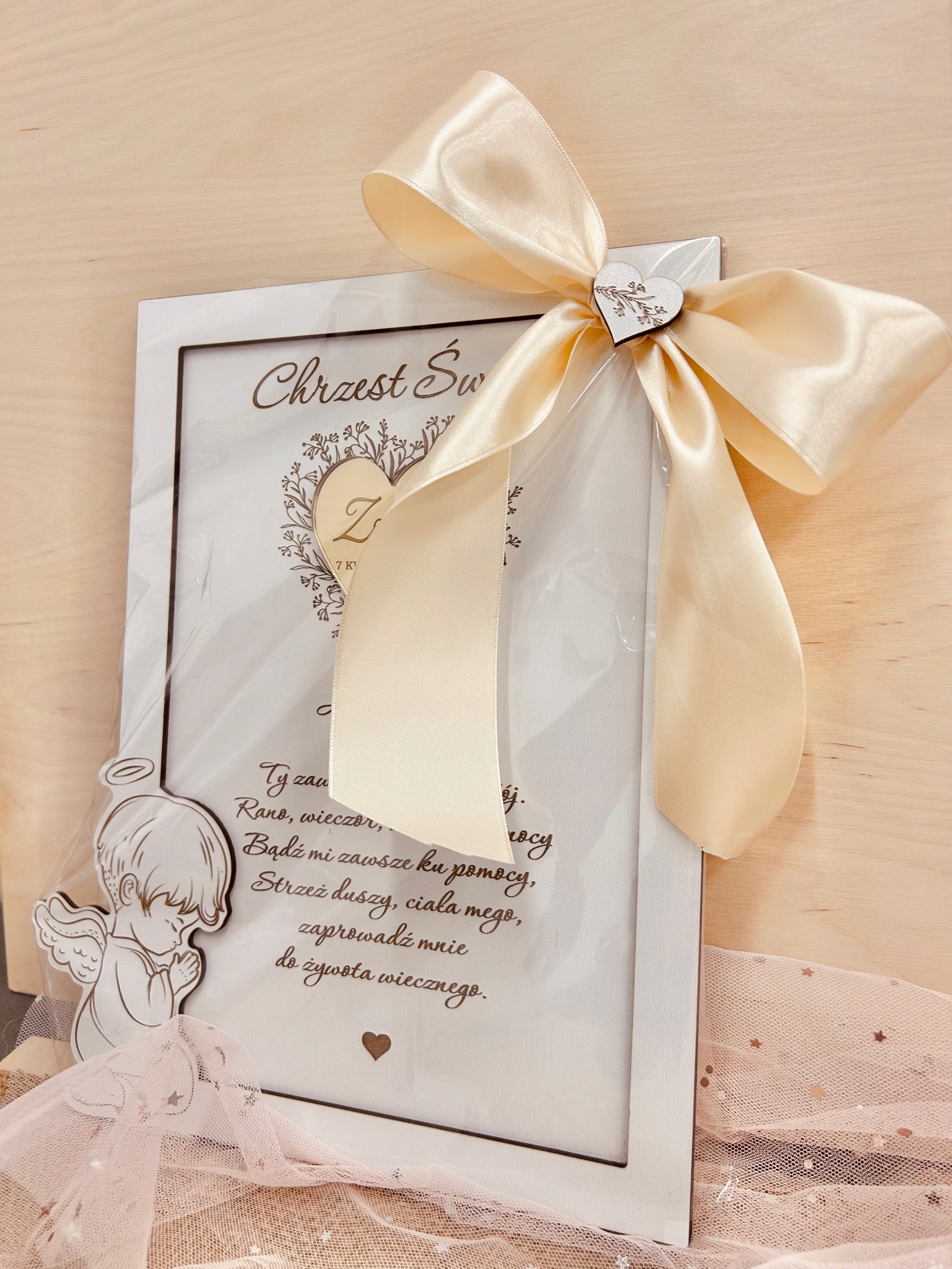 Pamiątka Chrztu Świętego z białej płyty z beżową kokardą.