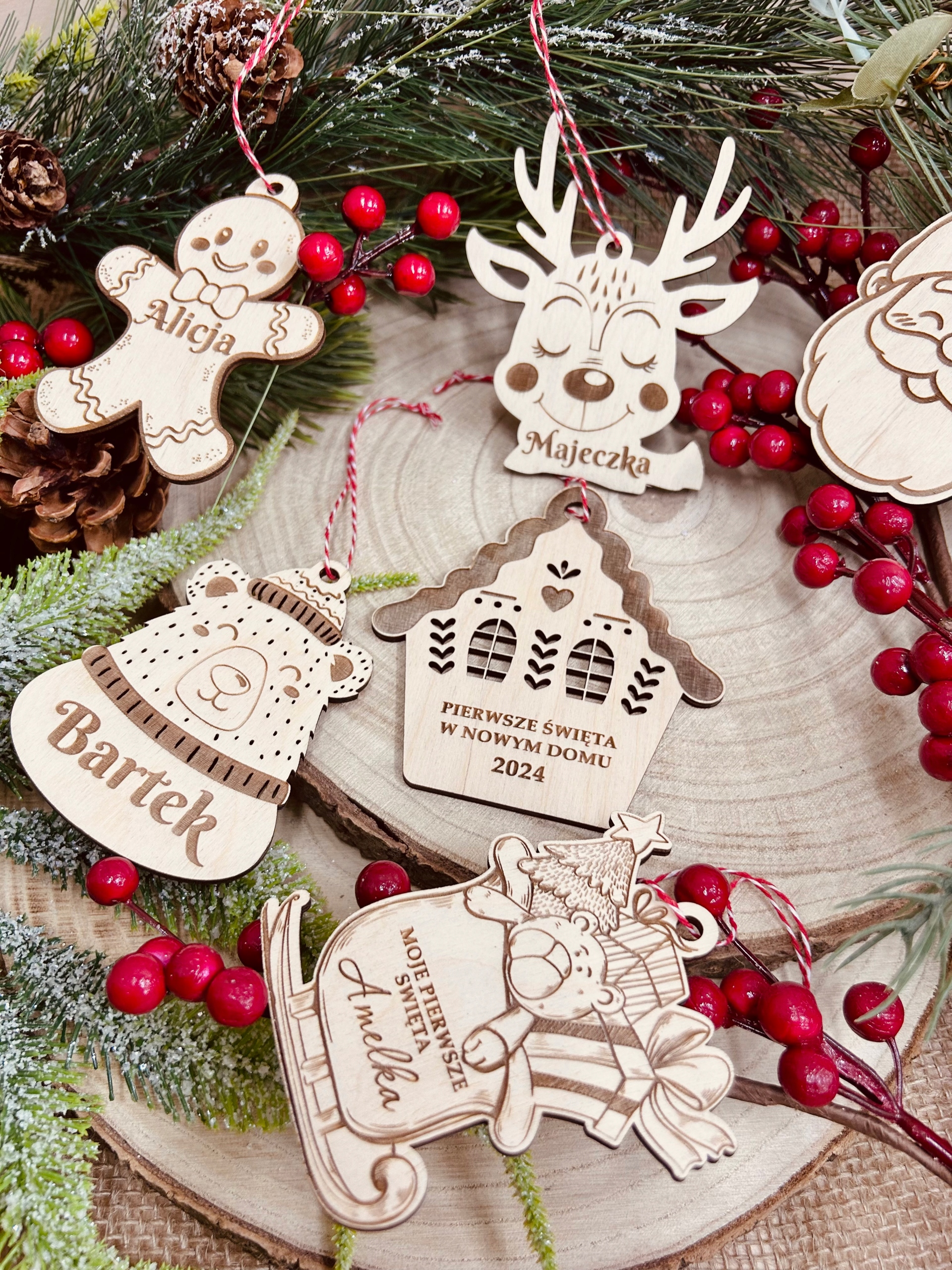 Drewniane bombki na drewnianym pieńku