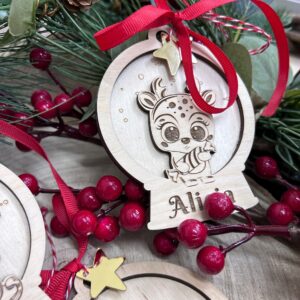 Drewniana okrągła bombka z jelonkiem