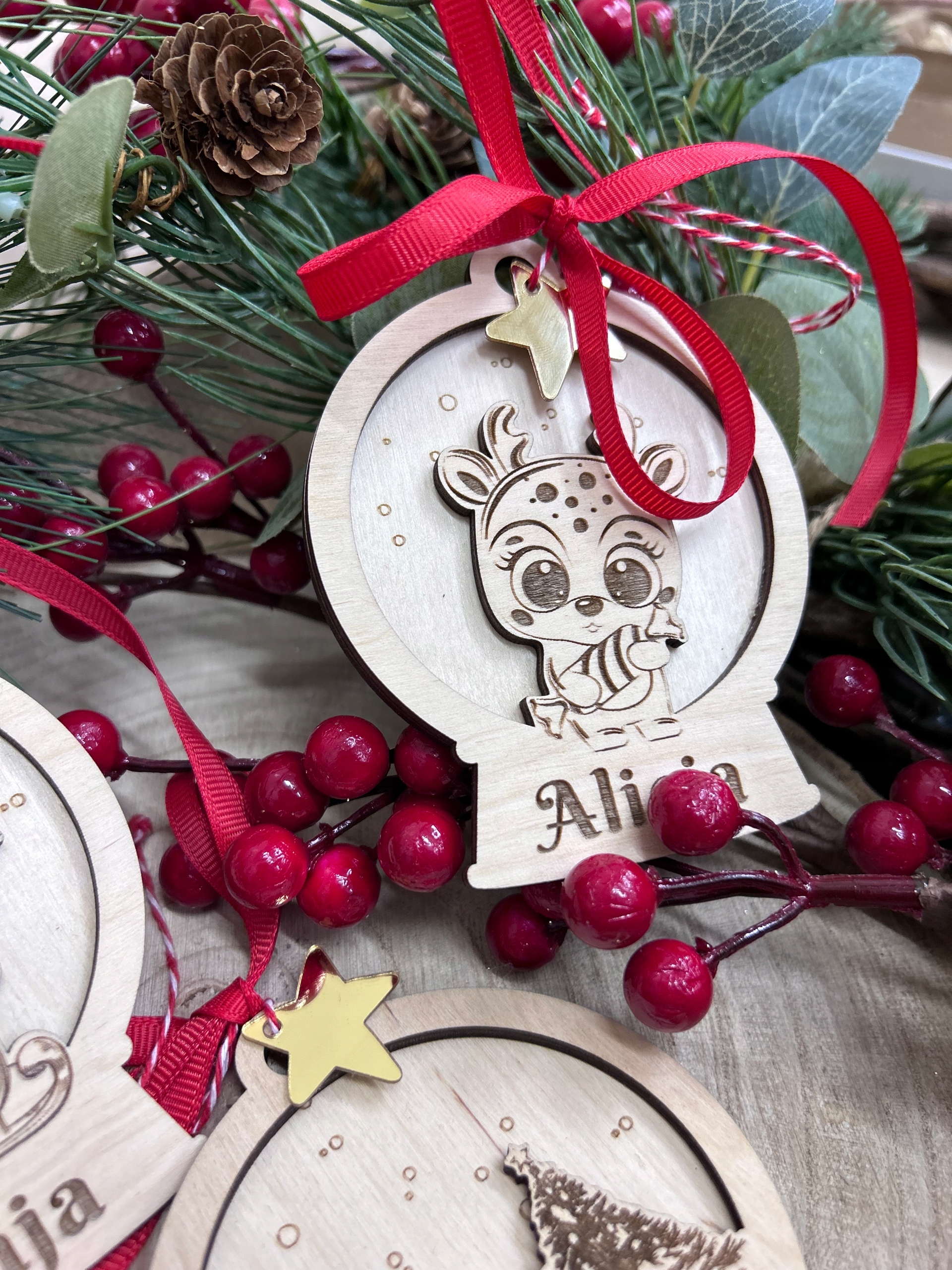 Drewniana okrągła bombka z jelonkiem