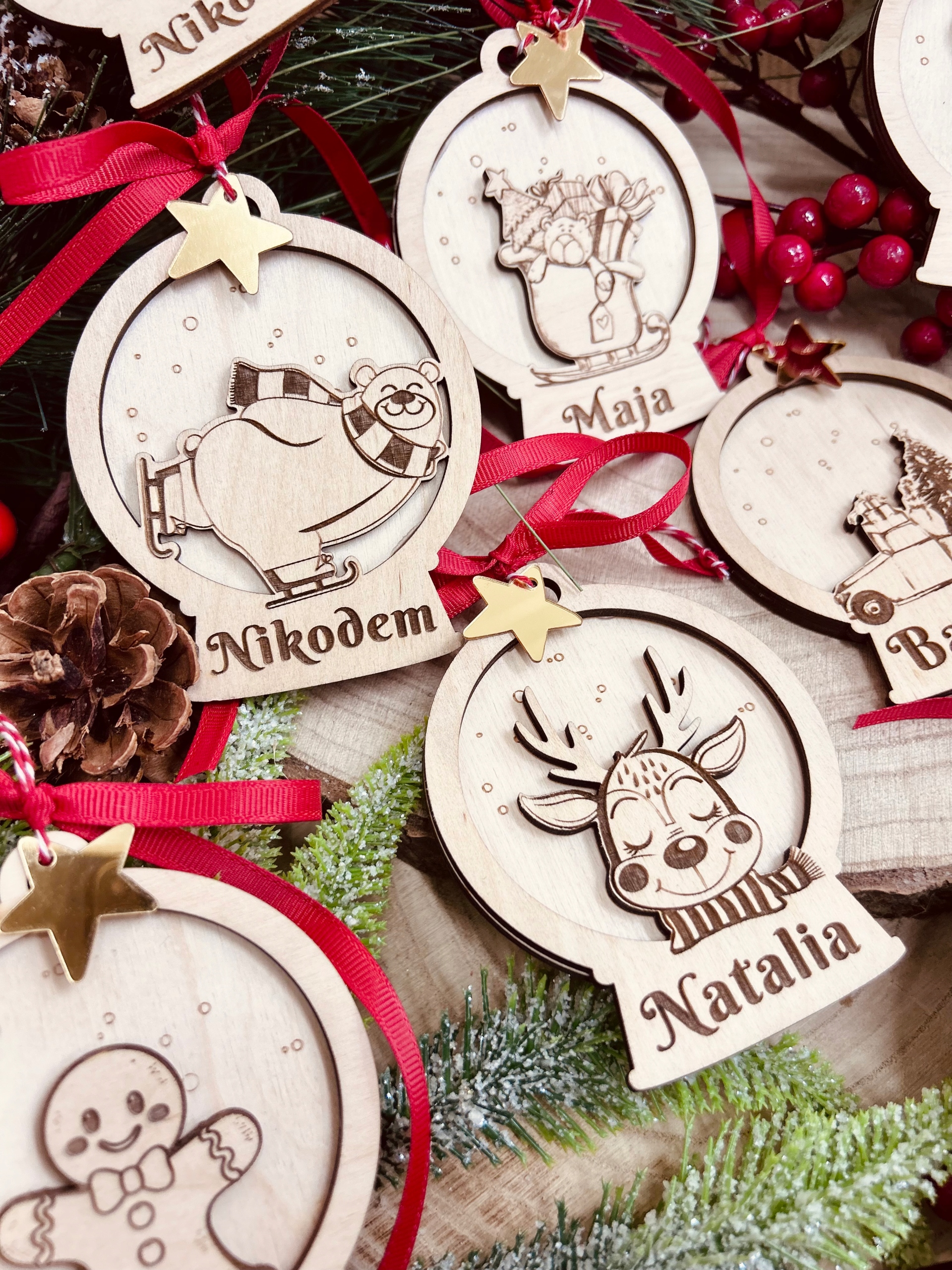 Drewniana okrągłe bombki na świątecznym tle