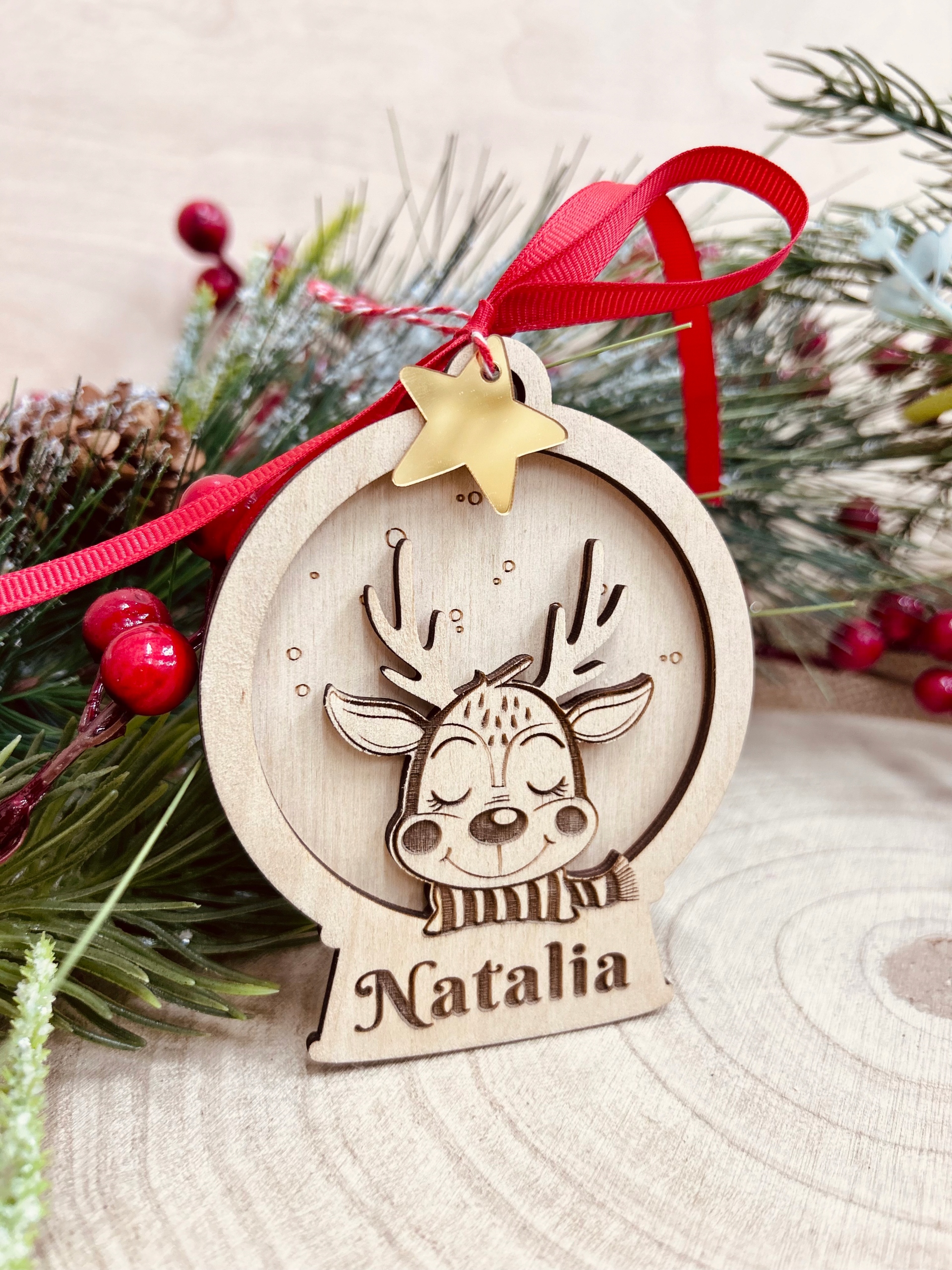 Drewniana okrągła bombka z sarenką