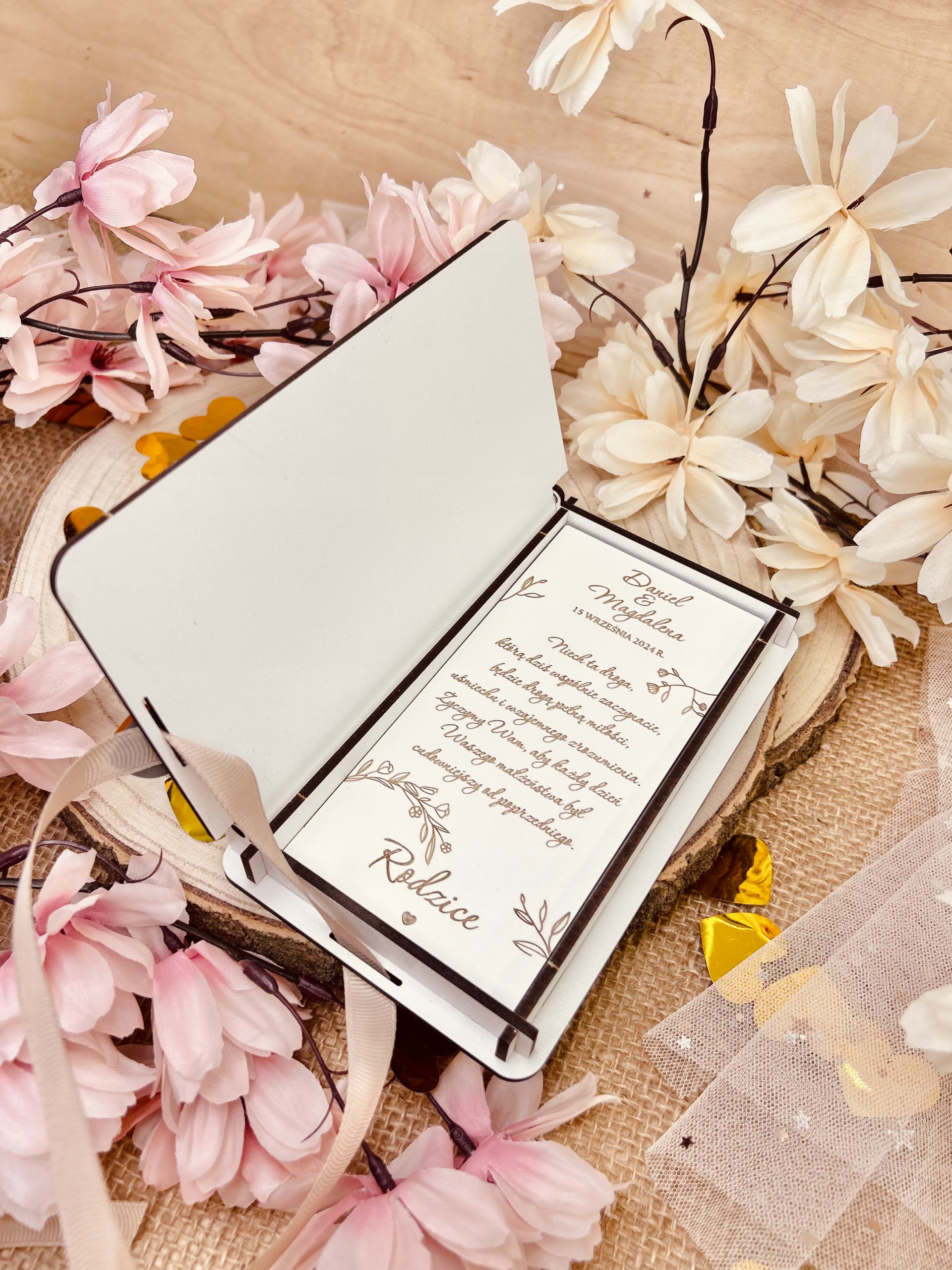 Pudełko na pieniądze z złotym sercem