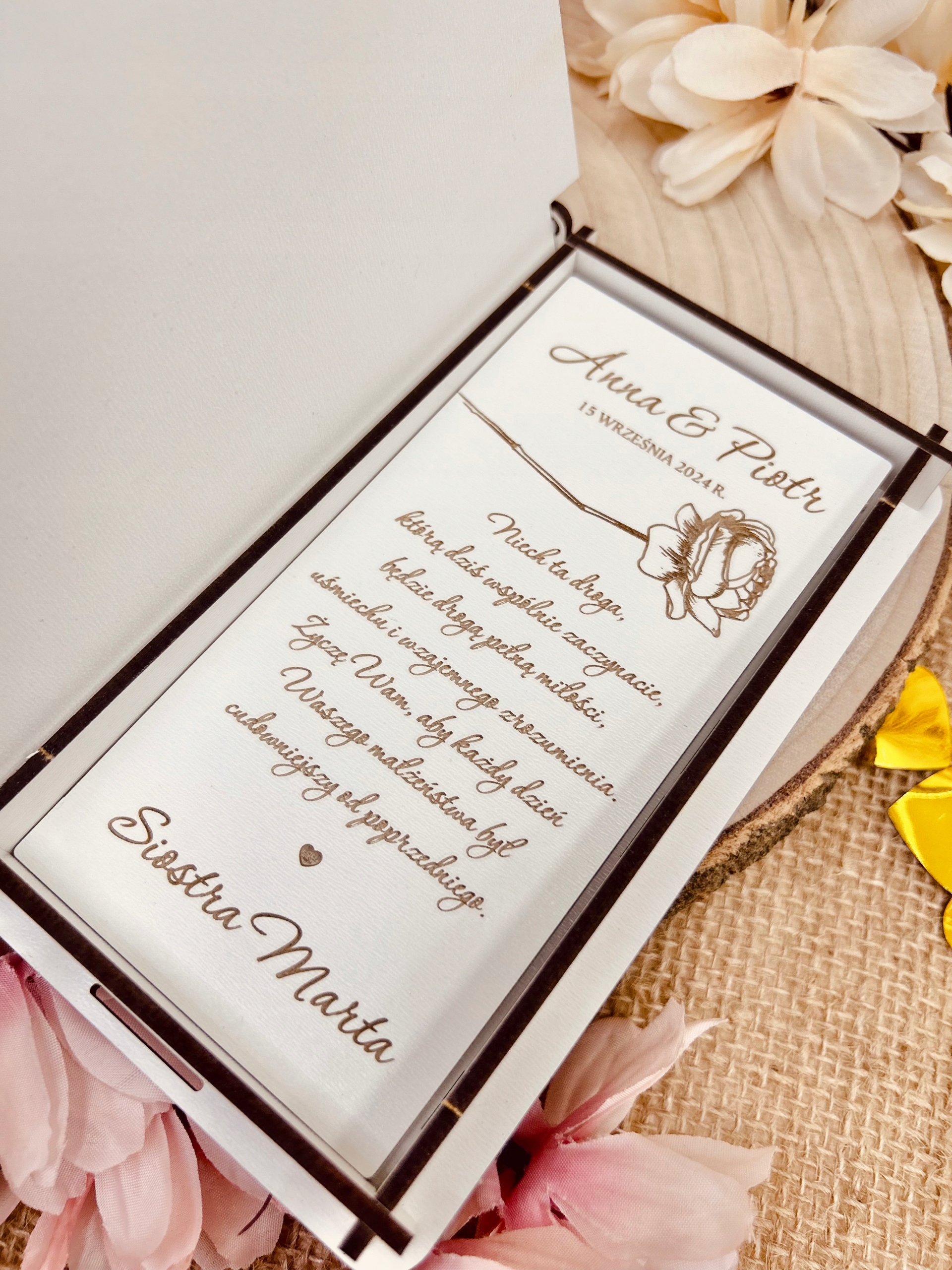 Białe pudełko na pieniądze z złotym kwadratem