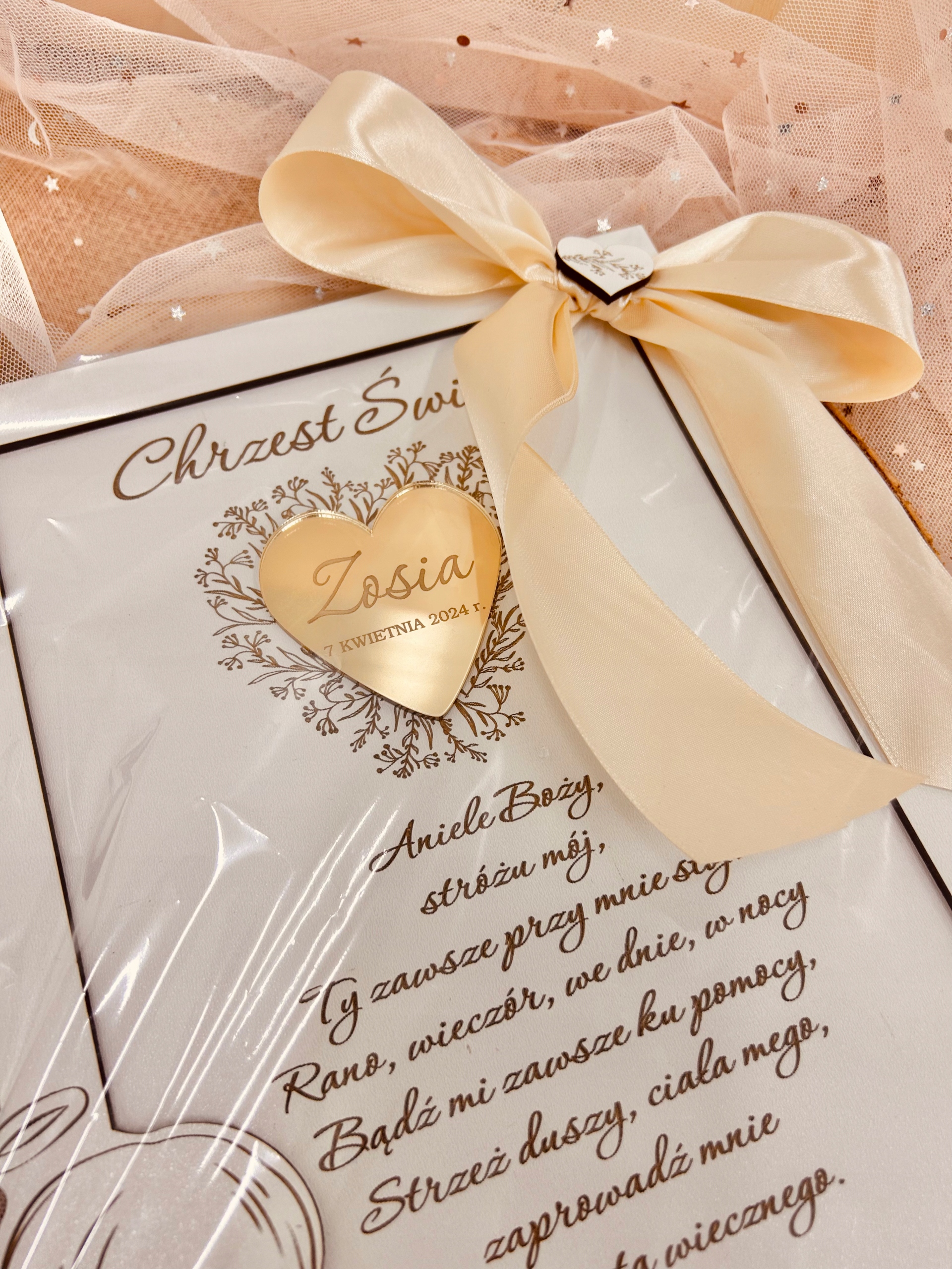 Pamiątka Chrztu Świętego z białej płyty z beżową kokardą.
