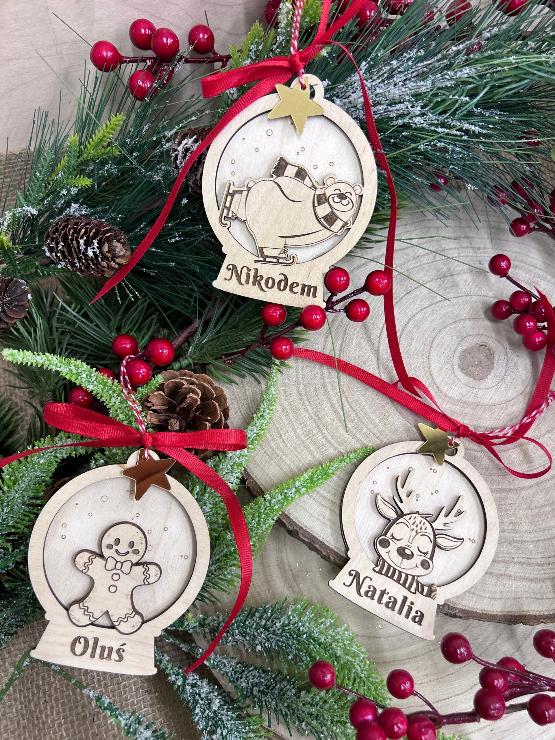 Drewniana okrągłe bombki na gałęzi