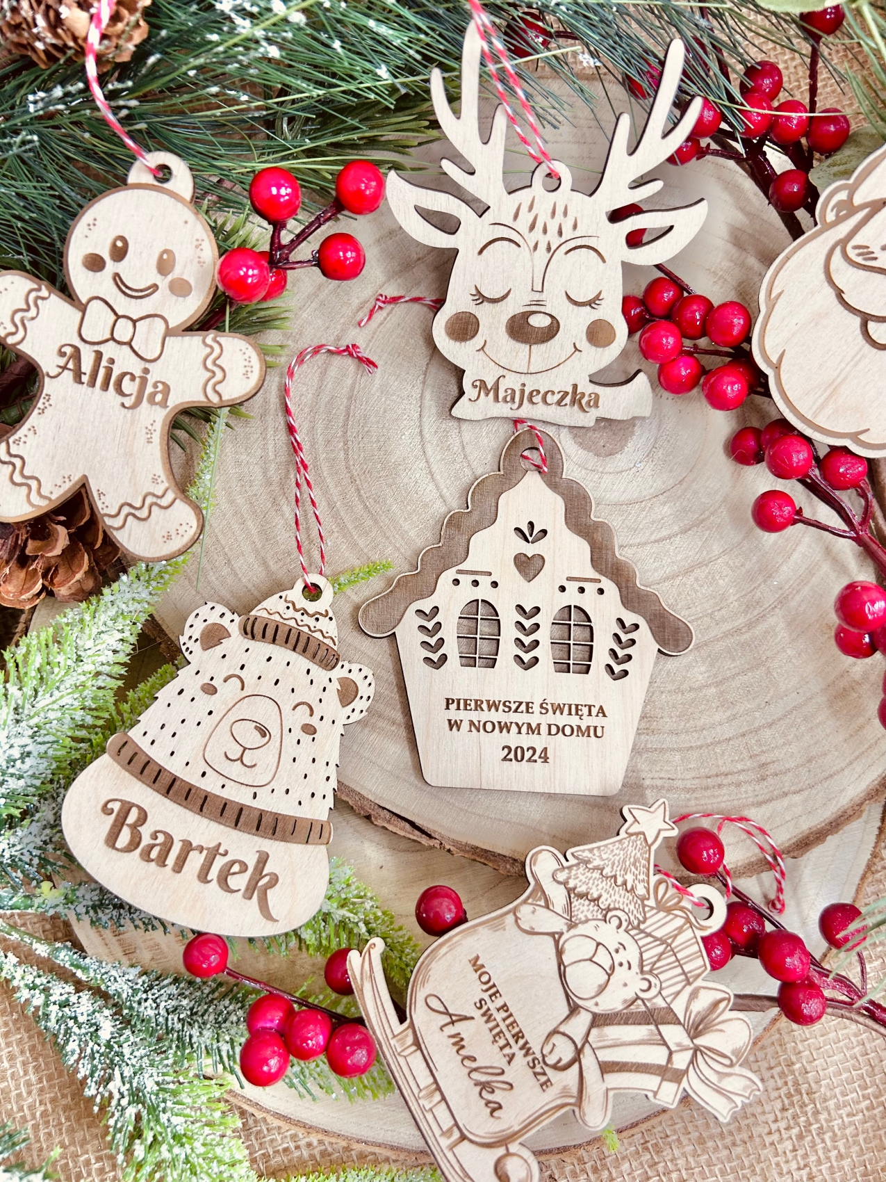 Drewniane bombki na drewnianym pieńku