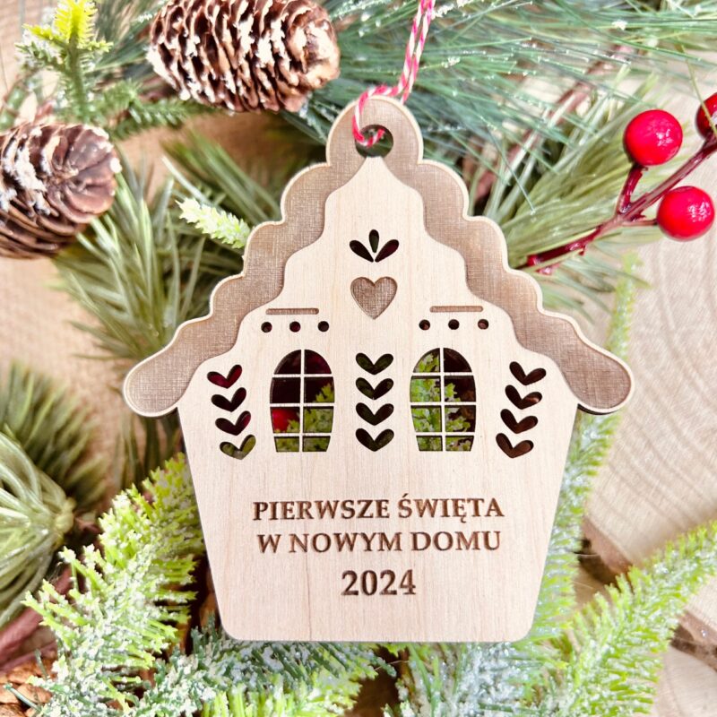 Drewniana bombka w kształcie domku
