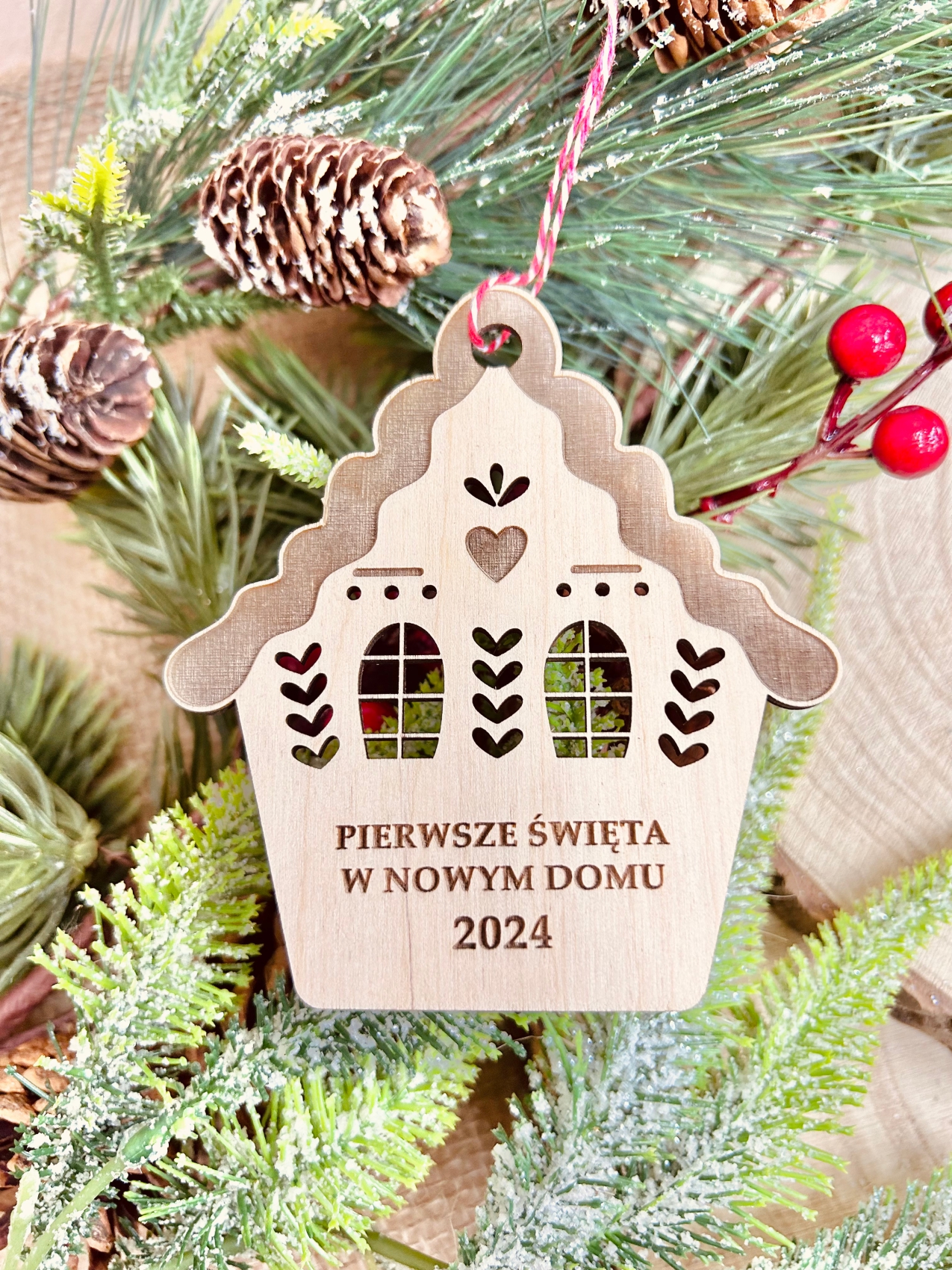 Drewniana bombka w kształcie domku