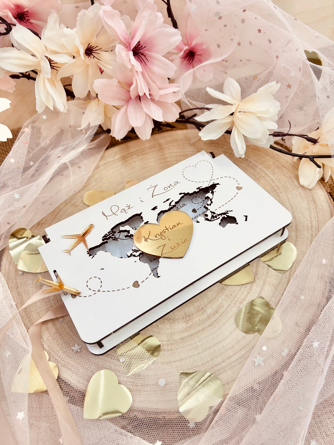 Białe pudełko na pieniądze z mapą świata i złotym sercem