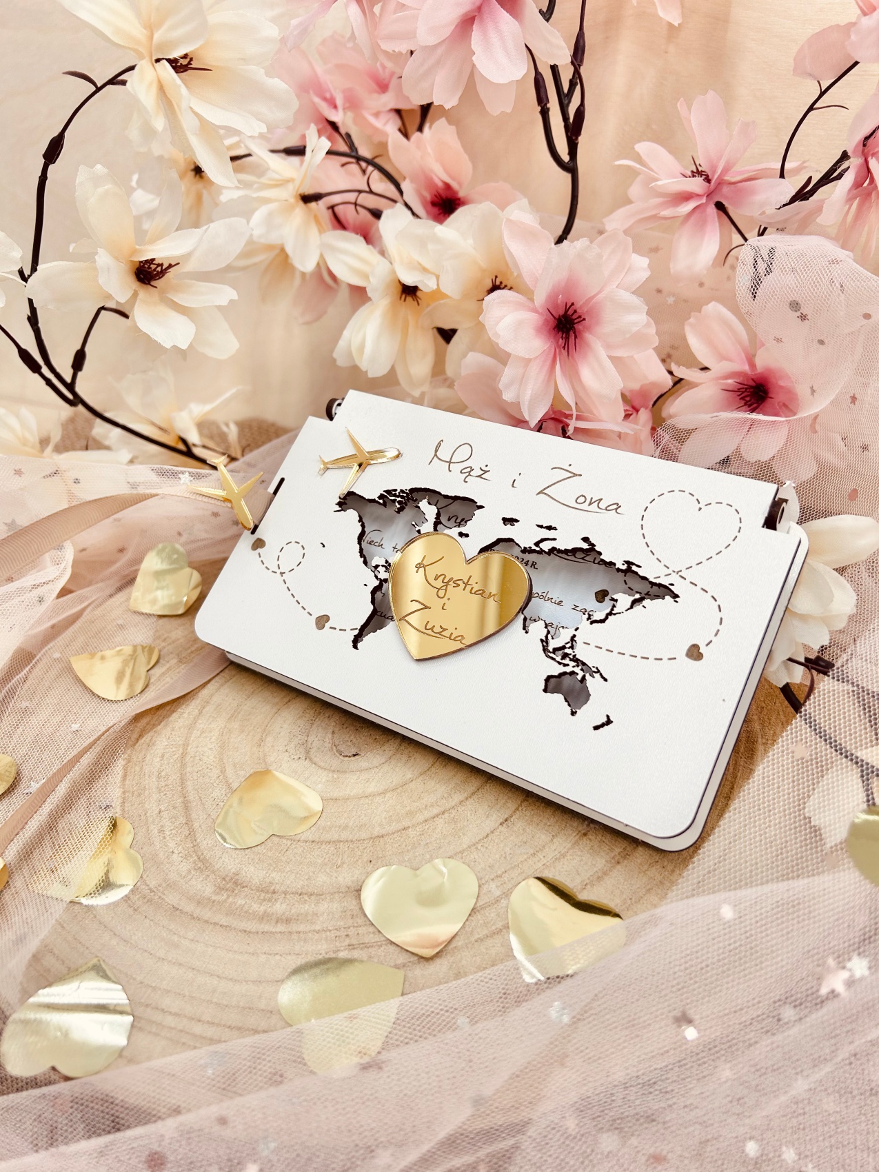 Białe pudełko na pieniądze z mapą świata i złotym sercem