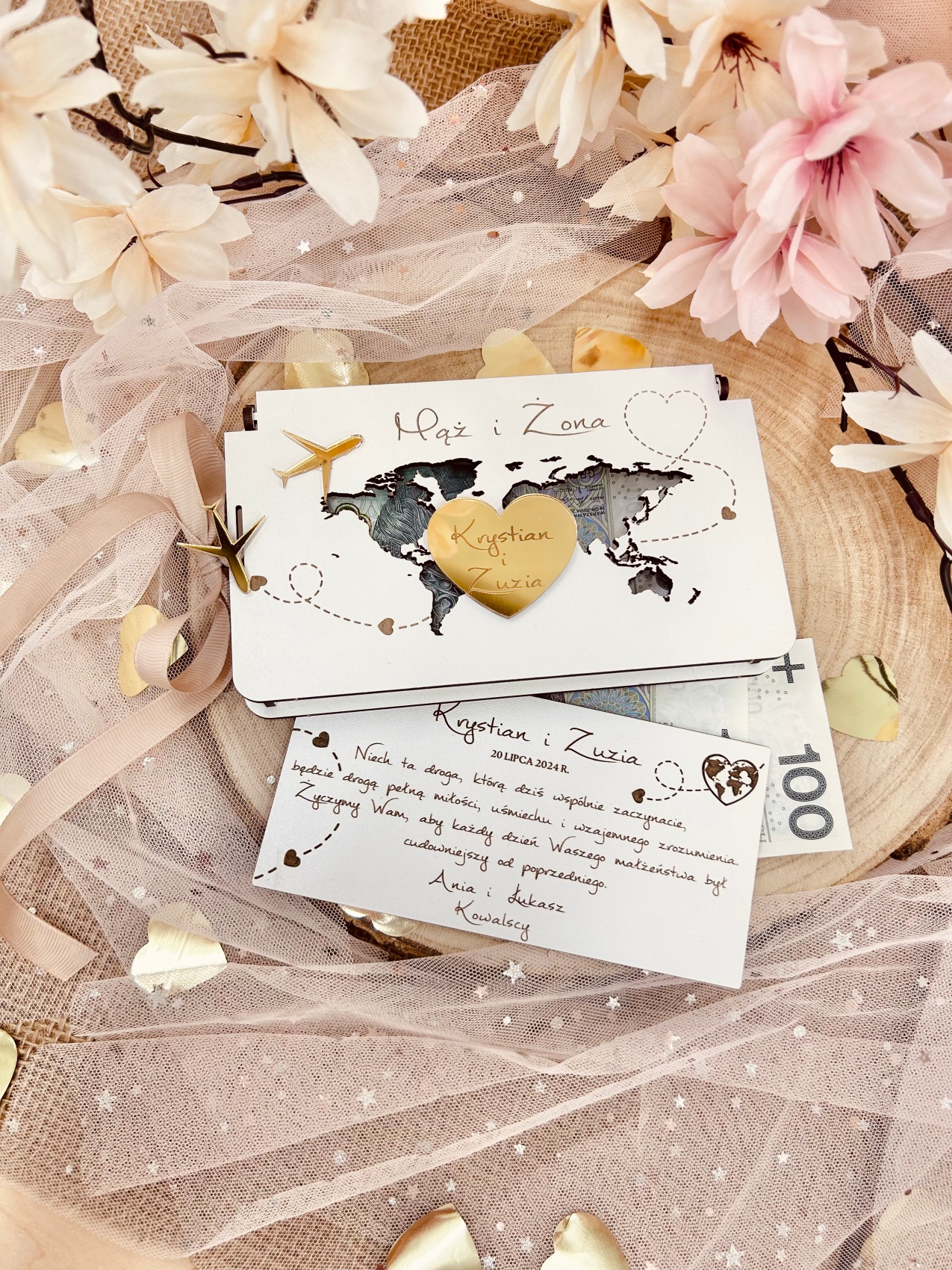 Białe pudełko na pieniądze z mapą świata i złotym sercem