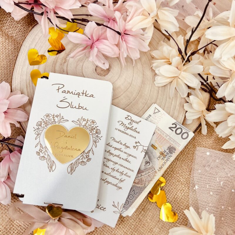 Białe pudełko na pieniądze z złotym sercem