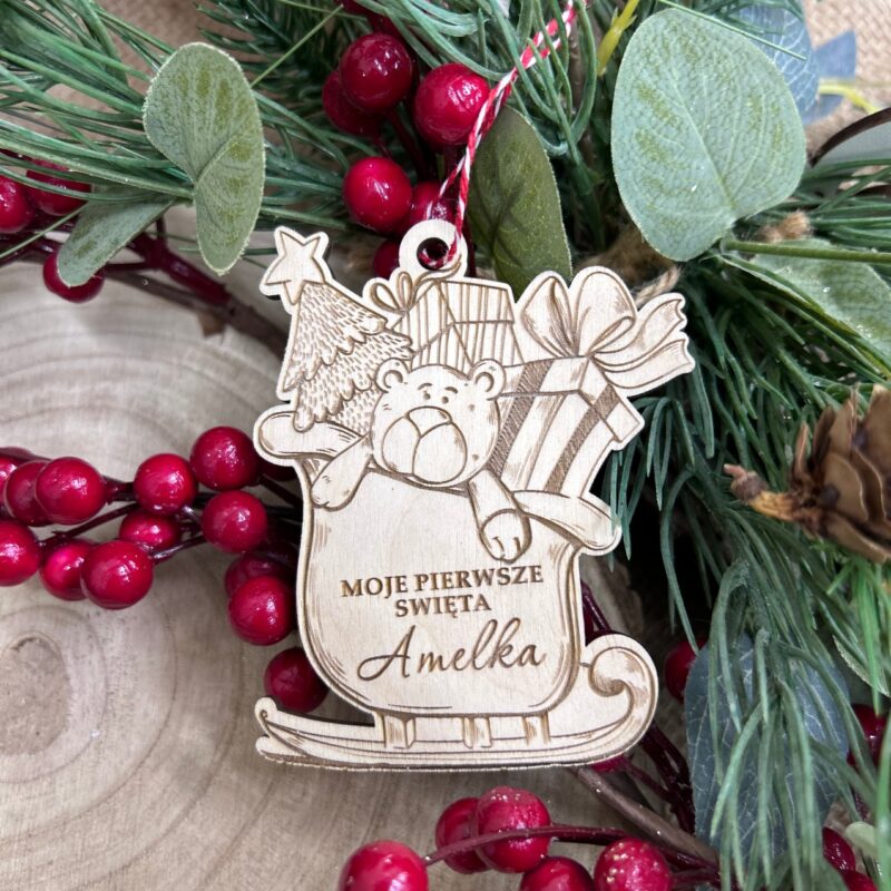 Drewniana bombka w kształcie sanek