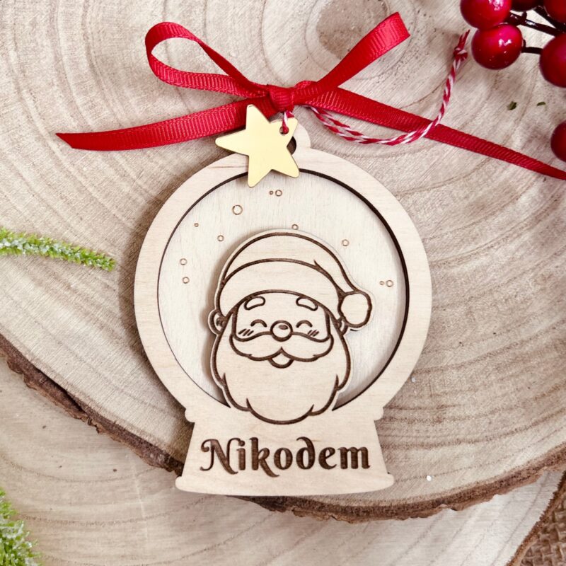 Drewniana okrągła bombka z mikołajem