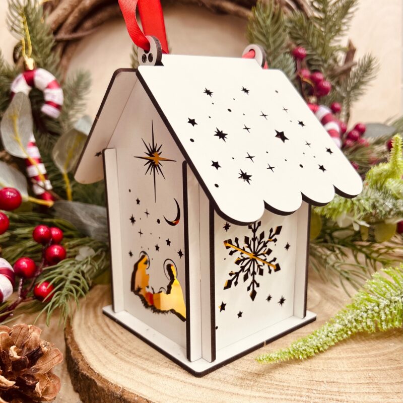 Biały lampion adwentowy z czerwoną kokardką