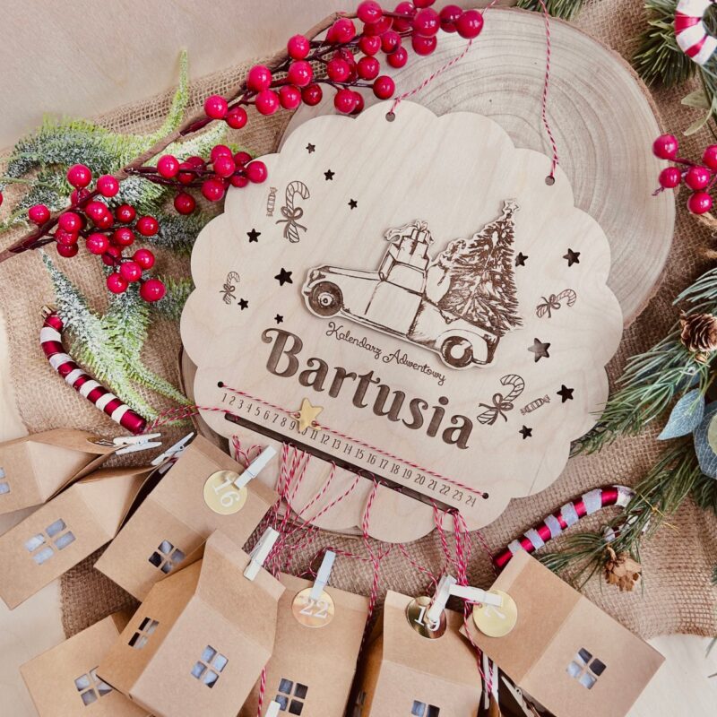 Kalendarz adwentowy w kształcie koła z autkiem i domkami na sznurkach