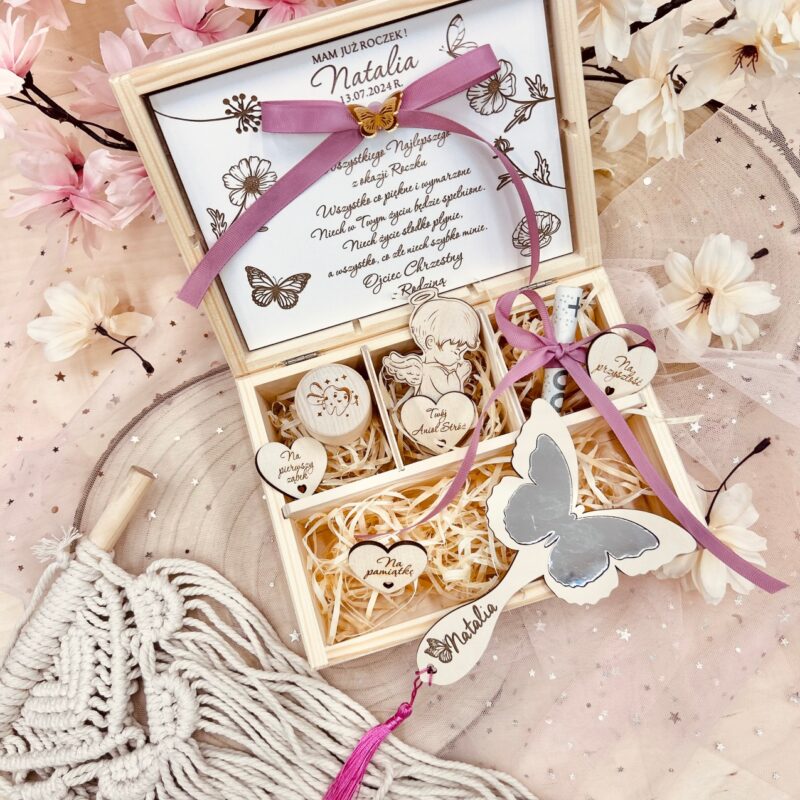 Otwarta skrzynka drewniana niezbędnik na roczek