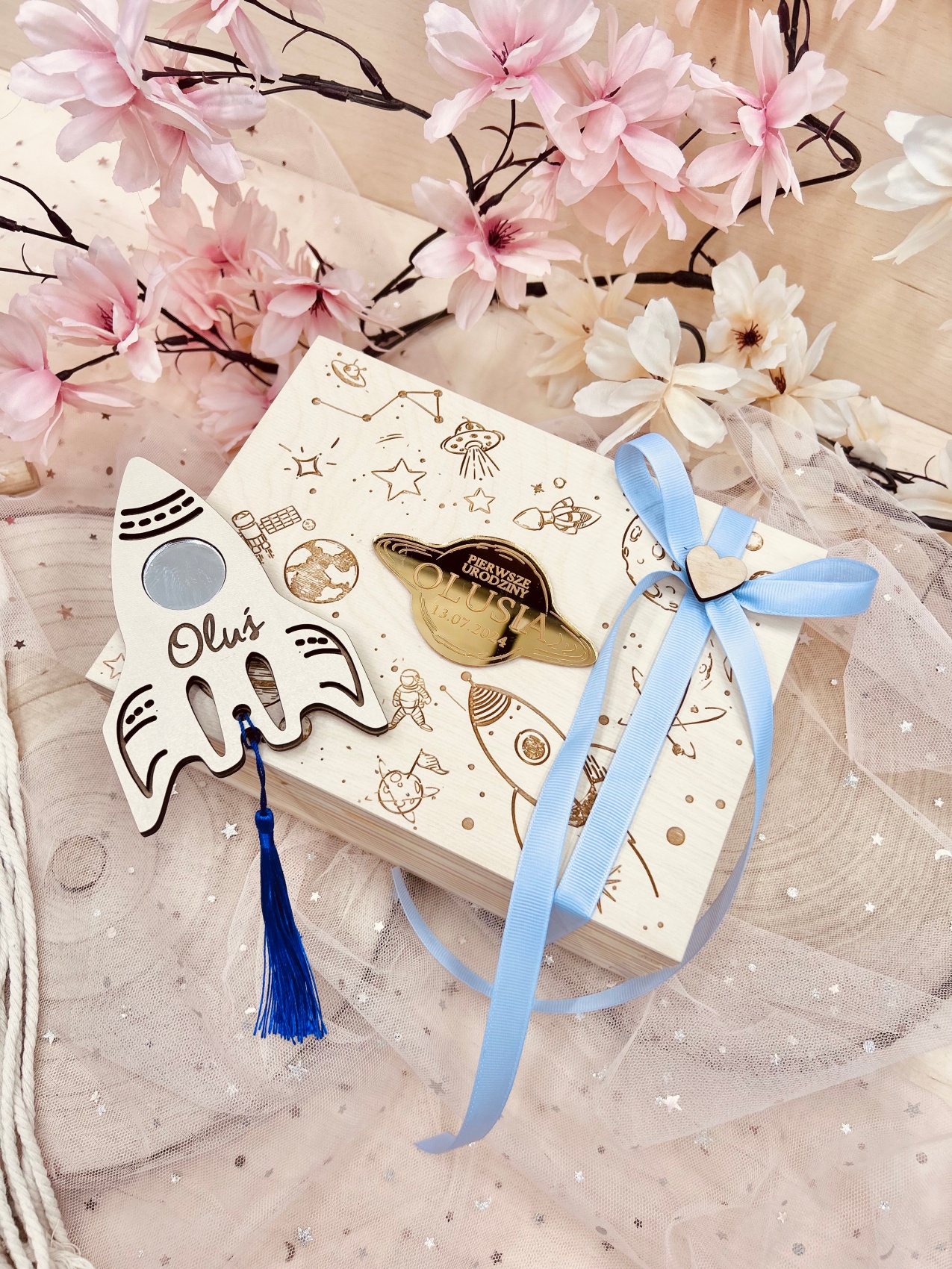 Otwarta skrzynka drewniana niezbędnik na roczek i rakieta