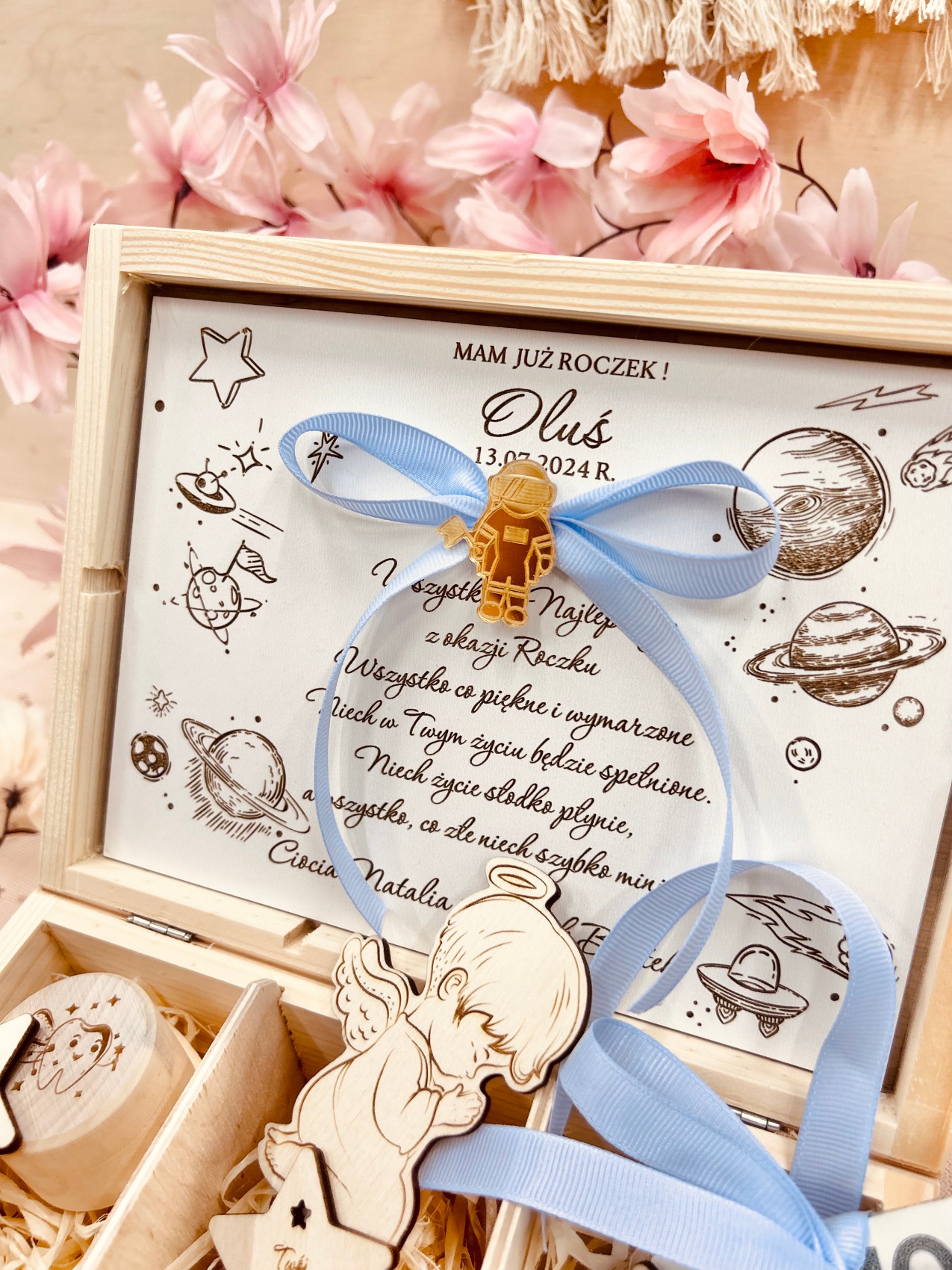 Otwarta skrzynka drewniana niezbędnik na roczek