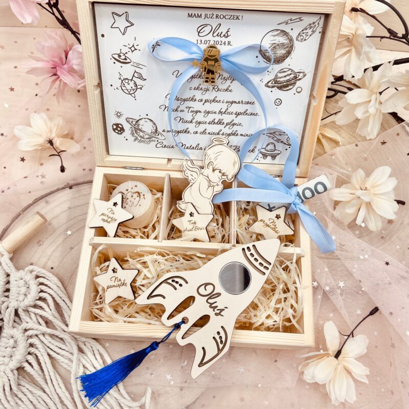 Otwarta skrzynka drewniana niezbędnik na roczek