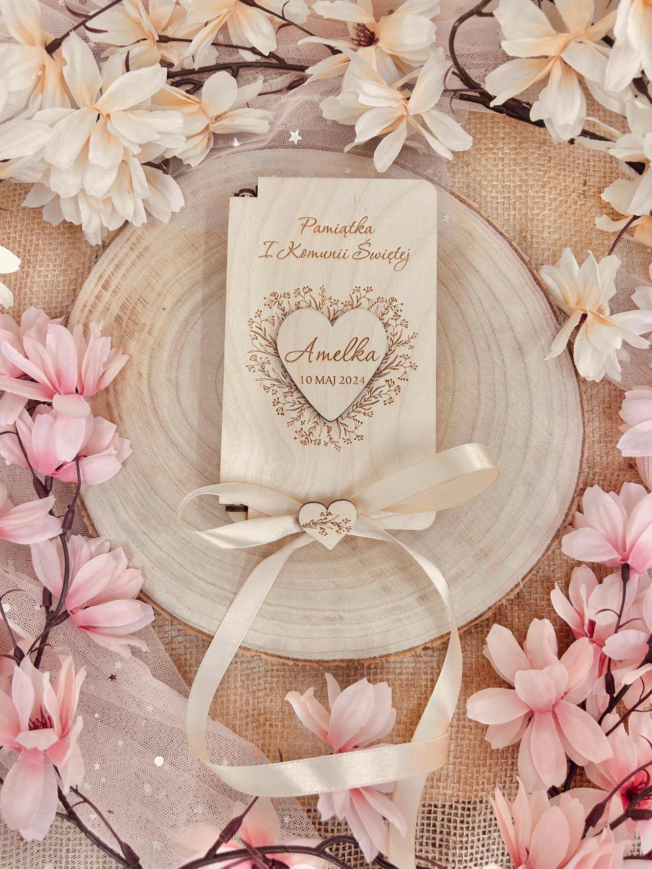 Pudełko ze sklejki na pieniądze z złotym sercem