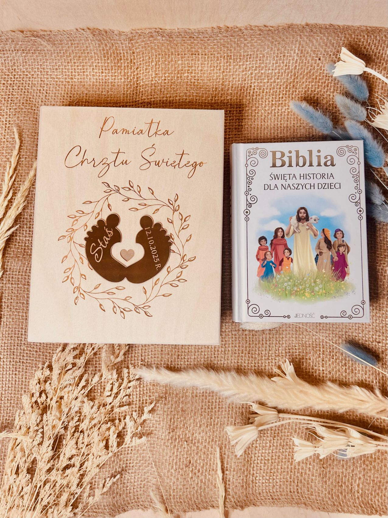 Biblia pamiątka Chrztu Świętego z stópkami.