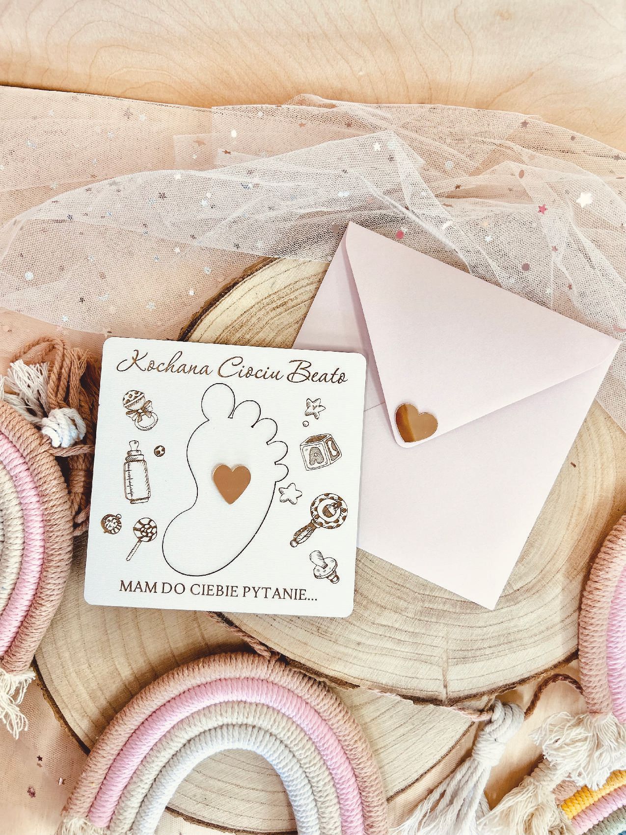 Biała prośba o bycie chrzestnym z stópką.