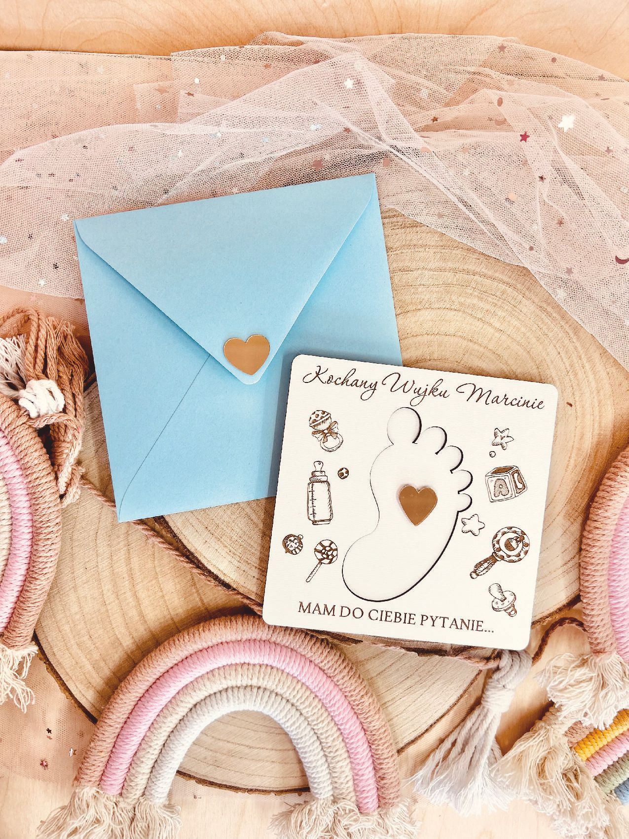 Biała prośba o bycie chrzestnym z stópką.