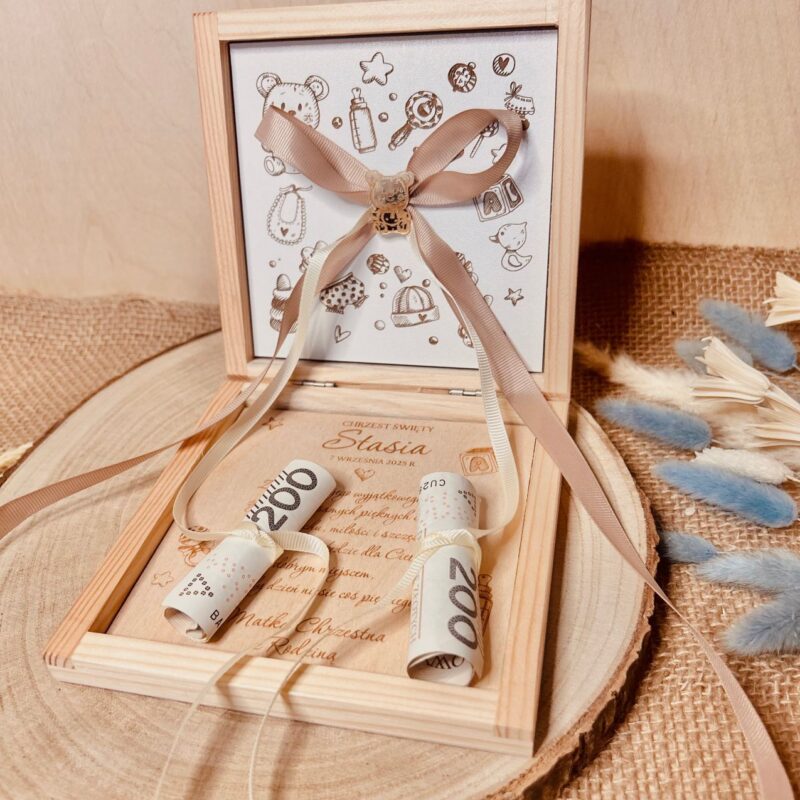 Drewniane pudełko na pieniądze z misiem.