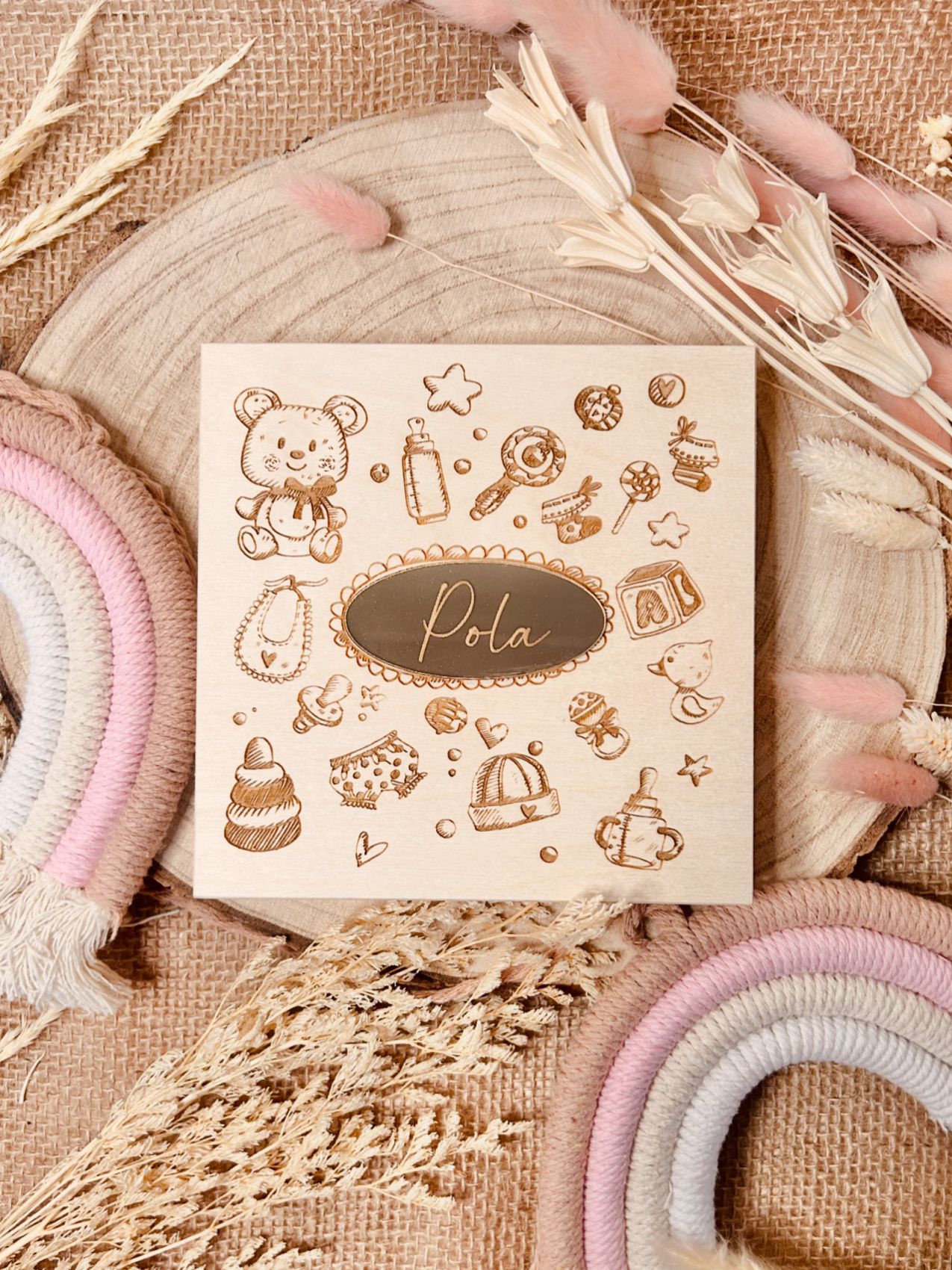 Drewniane pudełko na pieniądze z misiem.