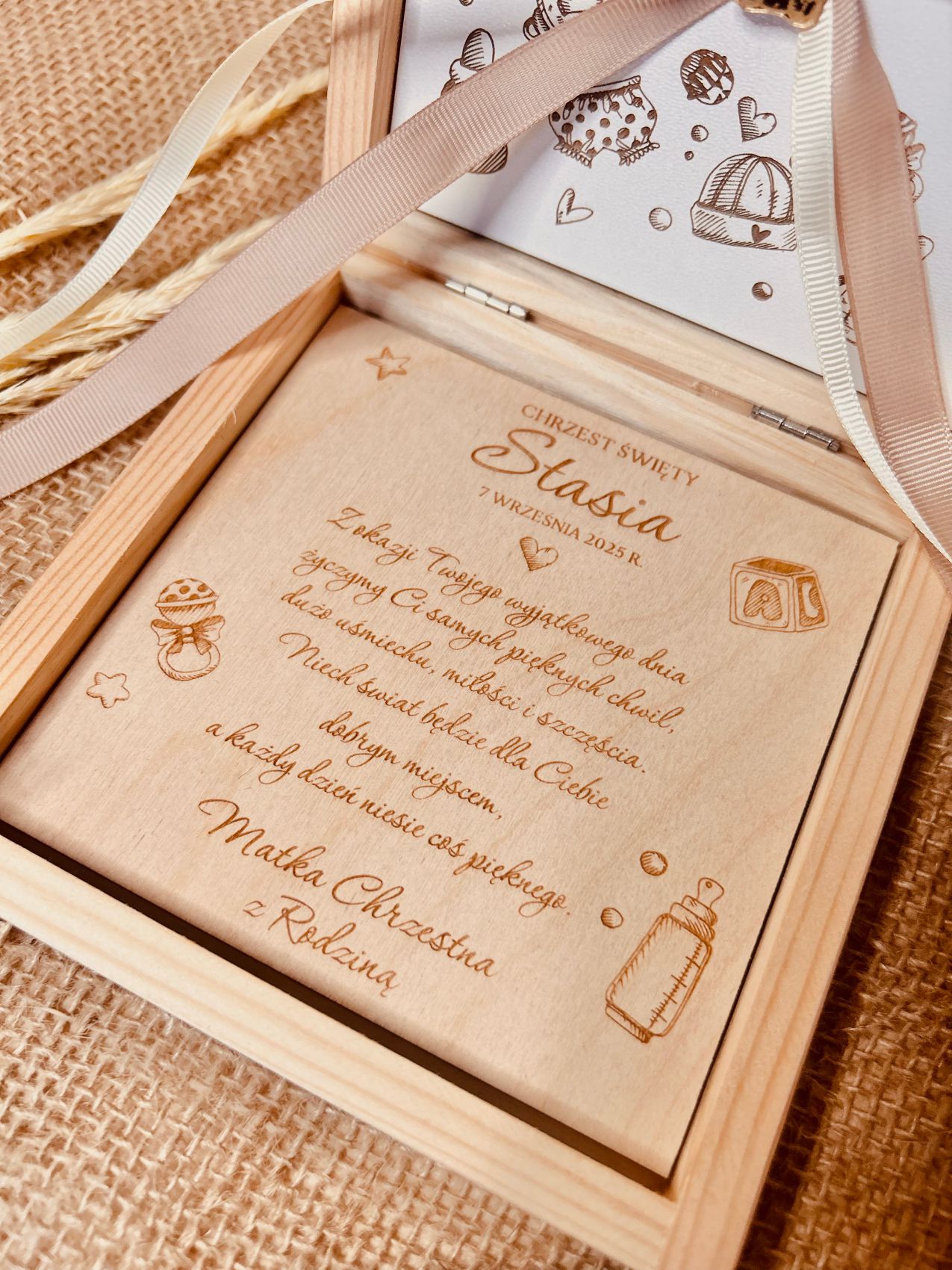 Drewniane pudełko na pieniądze z misiem.