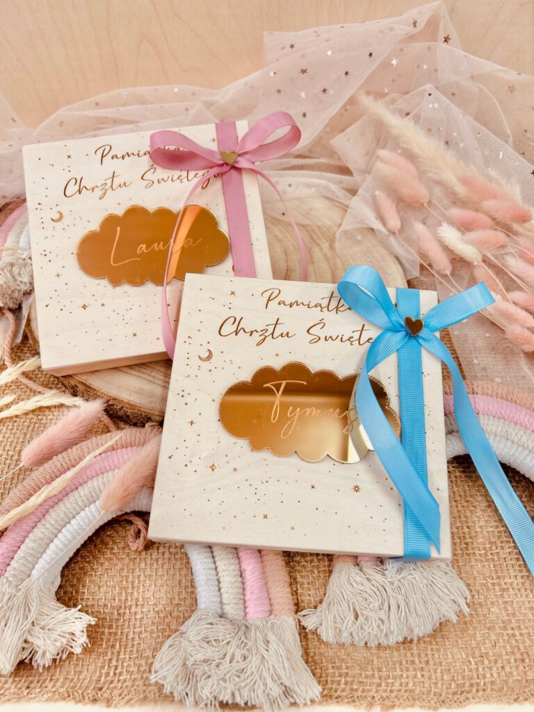 Drewniane pudełko na pieniądze z myszką