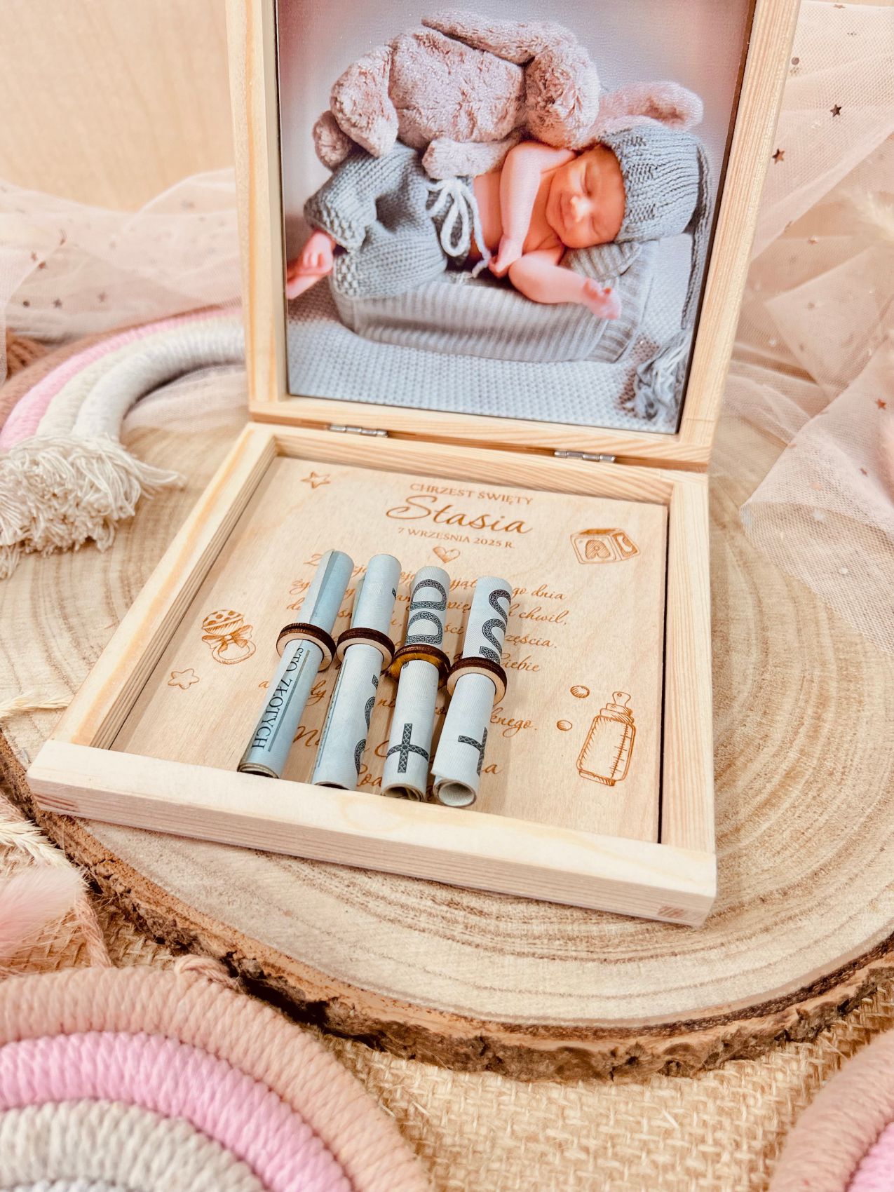 Drewniane pudełko na pieniądze ze zdjęciem dziecka.