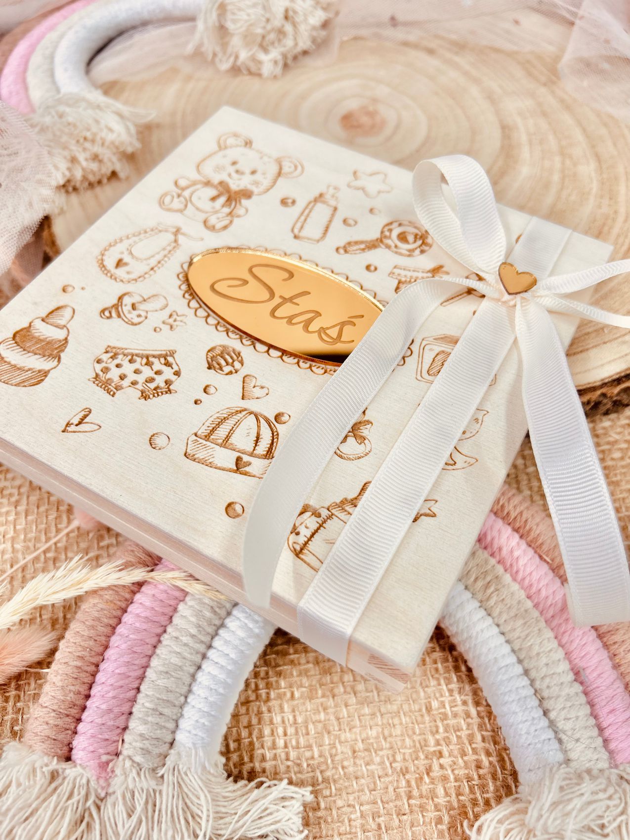 Drewniane pudełko na pieniądze ze zdjęciem dziecka.