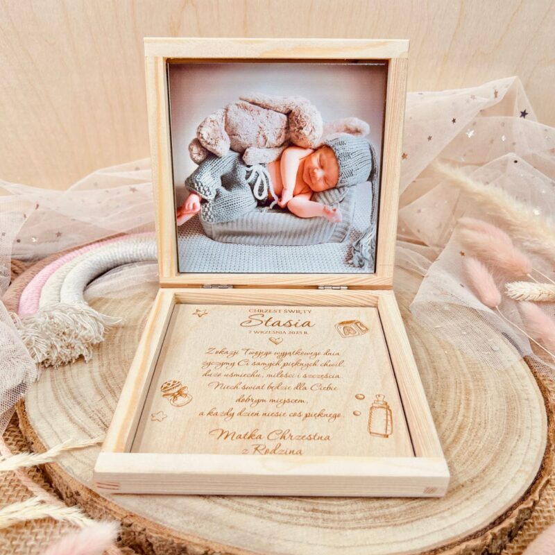 Drewniane pudełko na pieniądze ze zdjęciem dziecka.