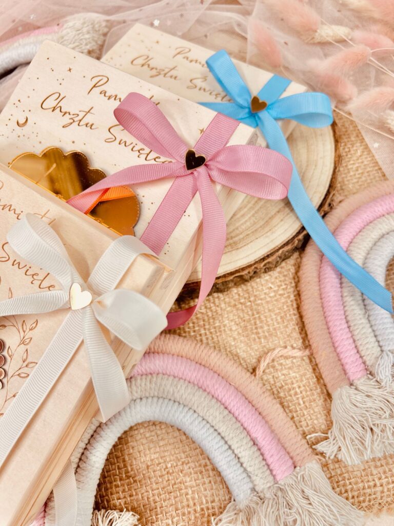 Drewniane pudełko na pieniądze z stópkami