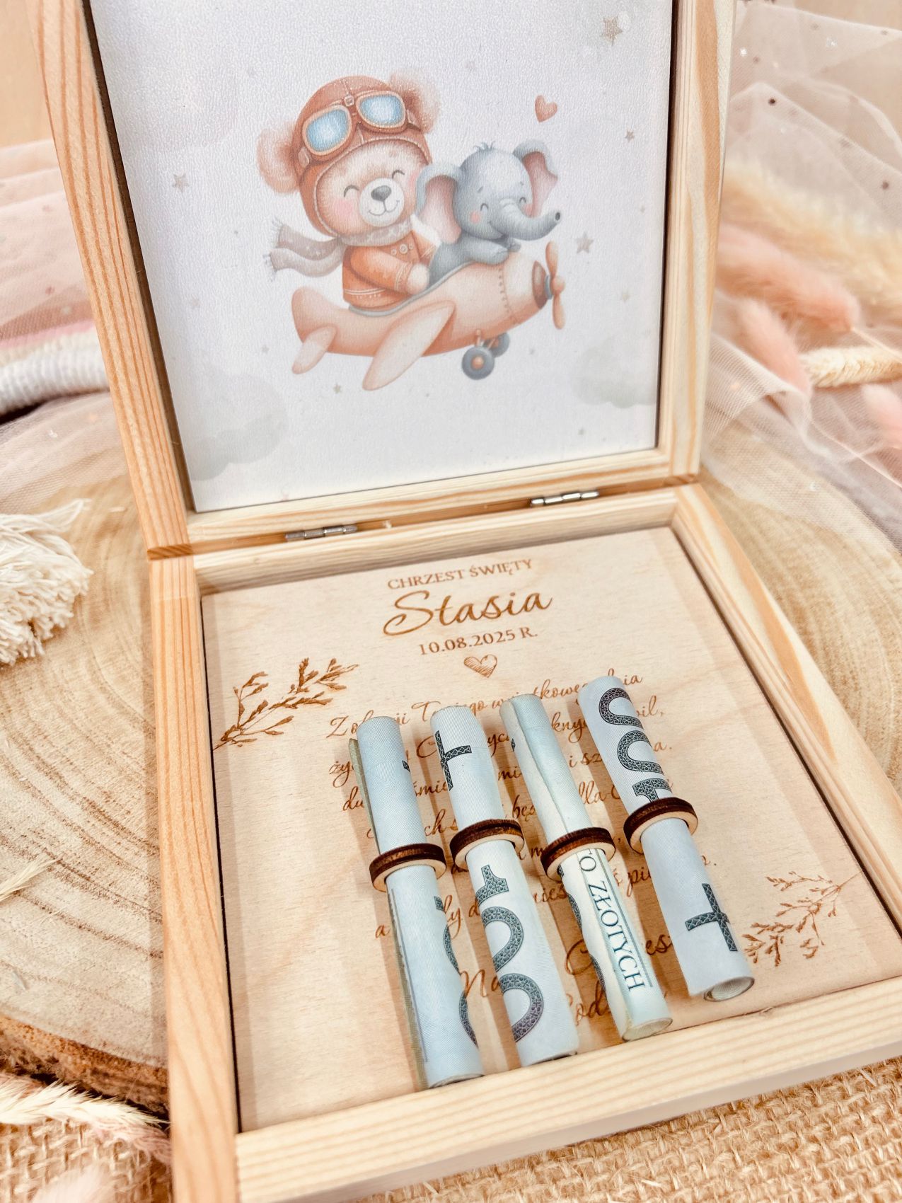 Drewniane pudełko na pieniądze z samolotem i misiem.