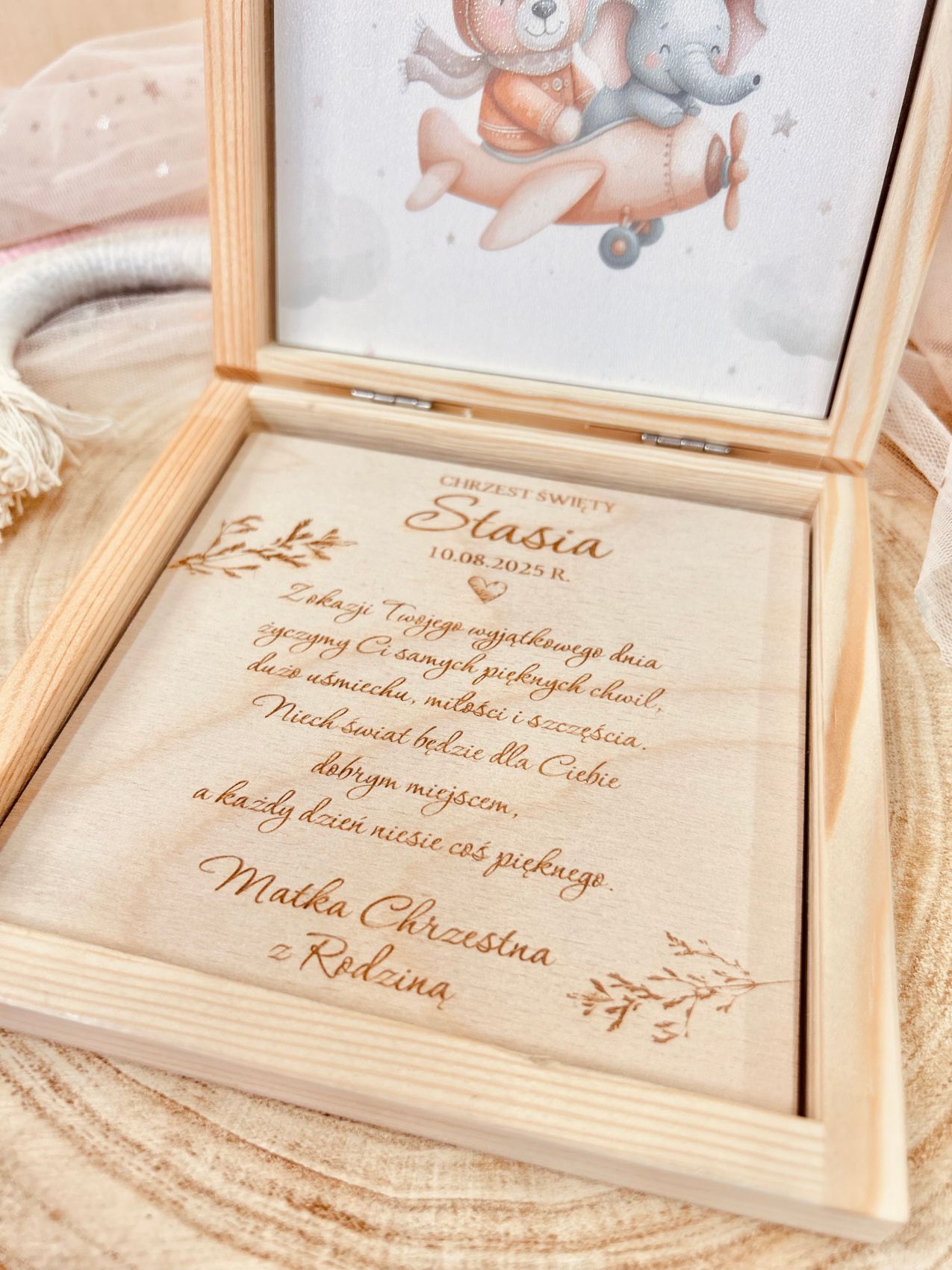 Drewniane pudełko na pieniądze z samolotem i misiem.